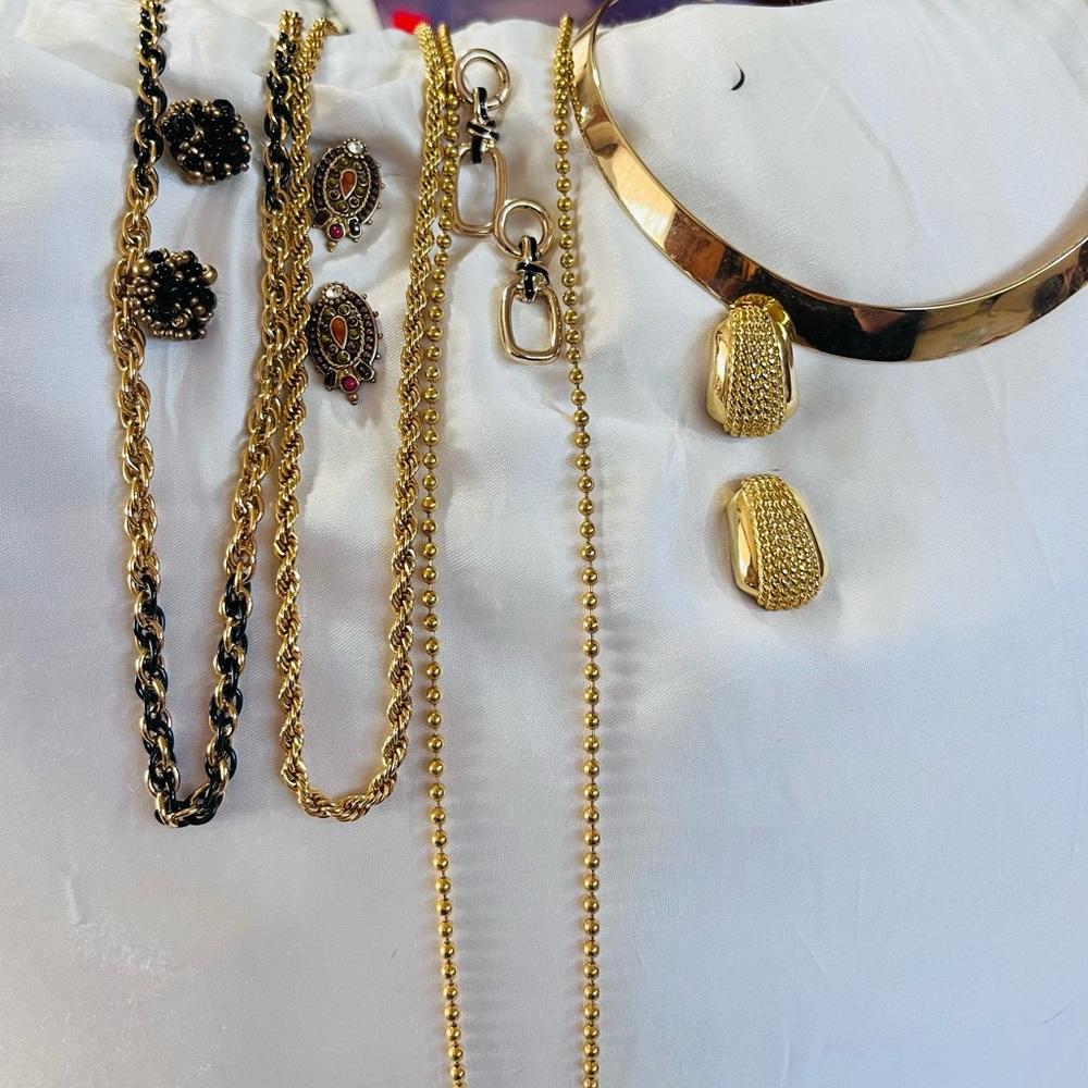 Vintage gold jewelry sets 4 necklaces and 4 earring sets. Beautiful, Great cond